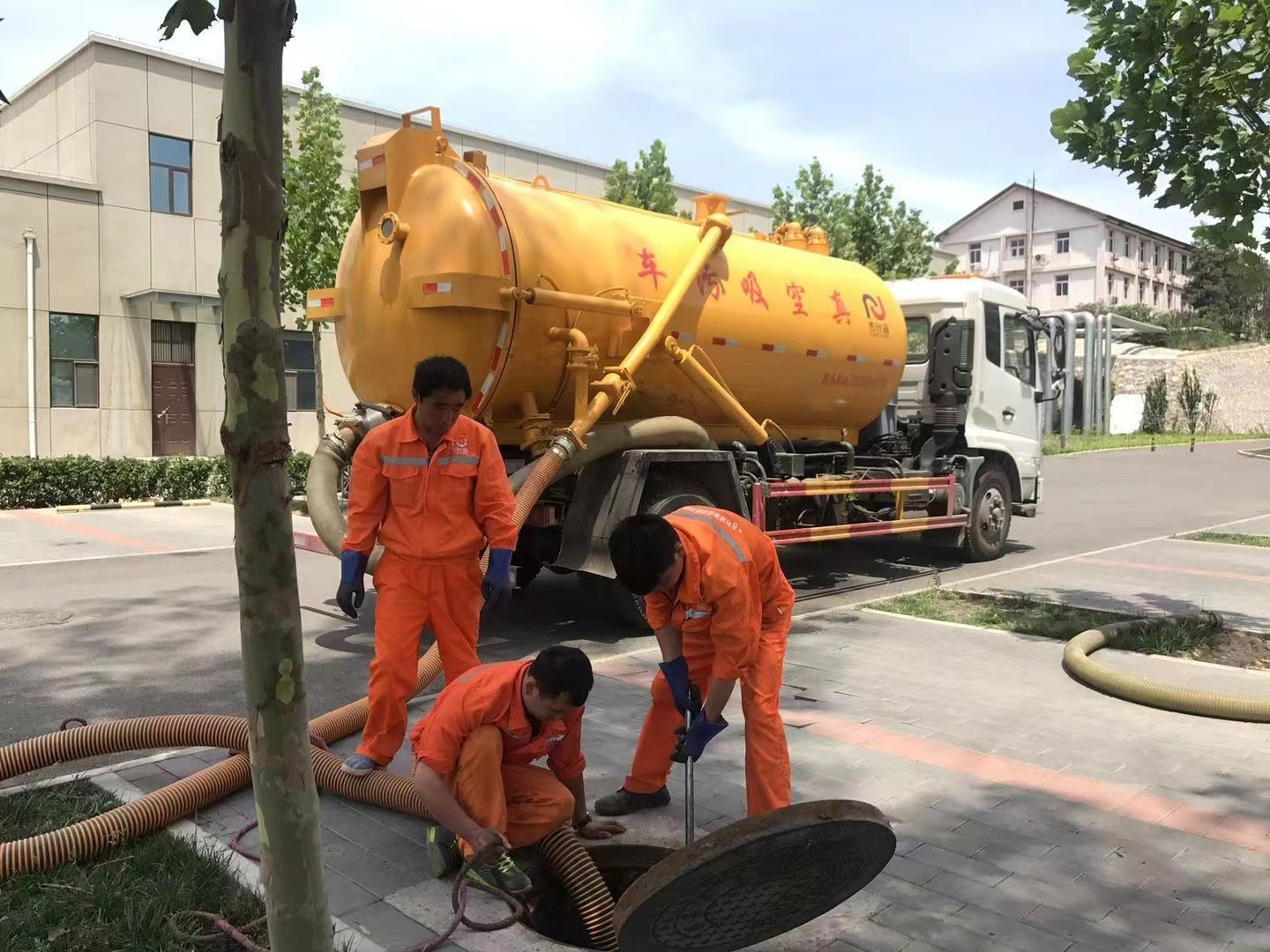 伊春管道疏通车停在窨井附近